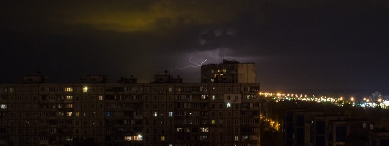 Гроза в Киеве: как молнии рассекают небо над столицей