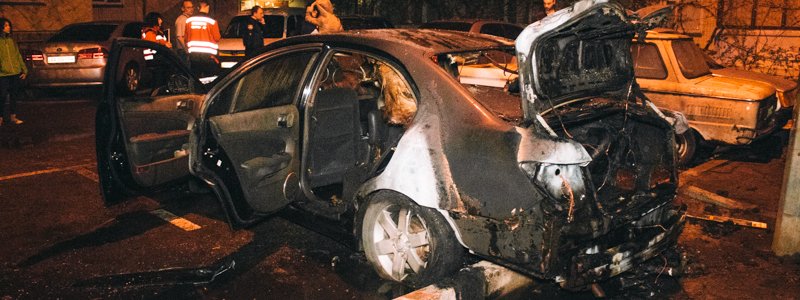 В Киеве на Борщаговке во дворе многоэтажки сгорел Chevrolet