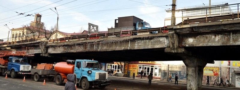 В Киеве "уставший" Шулявский мост перекроют до конца года: как объехать ремонт
