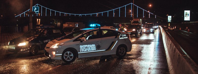 В Киеве на Набережном шоссе "евробляха" перевернула Lada кабриолет
