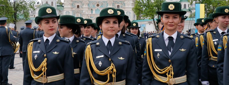 Петр Порошенко на Софийской площади вручил дипломы молодым офицерам-пограничникам