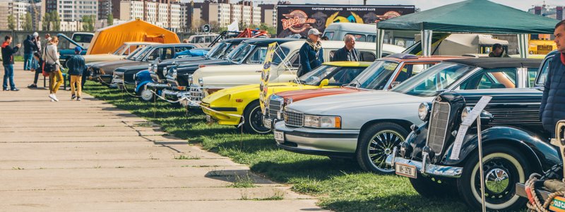 Выставка Old Car Land в Киеве: найди любимую машину среди самолетов