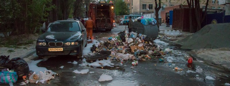 В Киеве в мусоровозе начался "фейерверк" из отходов