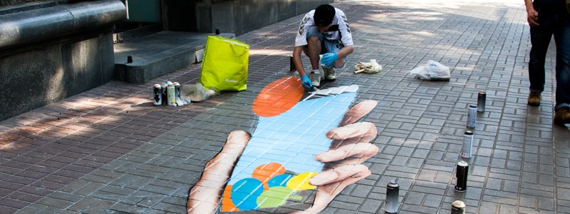 В Киеве на Крещатике появилась гигантская рука со смартфоном