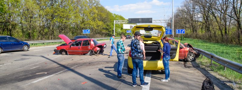 На Бориспольском шоссе столкнулись Hyundai, Lada и Skoda: есть пострадавшие