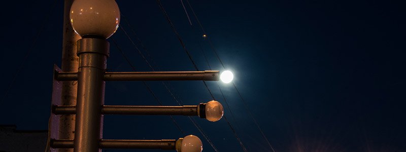 Над Киевом засияла полная луна: красивые фотографии