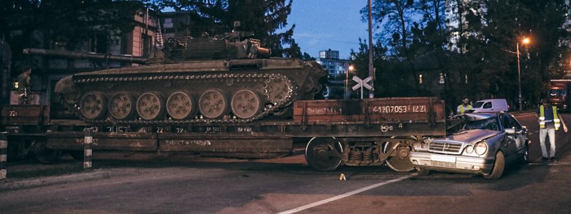 В Киеве на Бориспольской Mercedes влетел под платформу с танком: пострадал мужчина