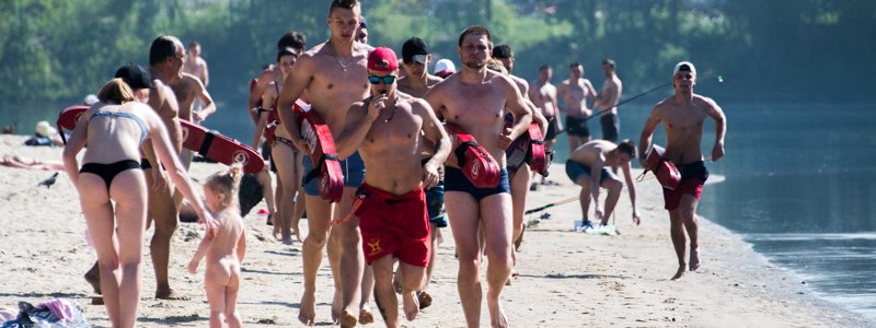 День с пляжным патрулем: в Киеве спасатели вышли на песок и задали жару