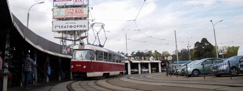 В Киеве на станции скоростного трамвая после ремонта начала исчезать новая плитка