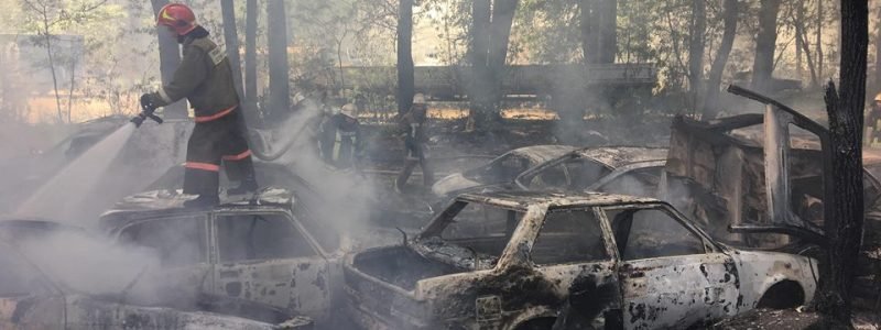 В Киеве на стоянке сгорели полсотни машин: подозревают поджог
