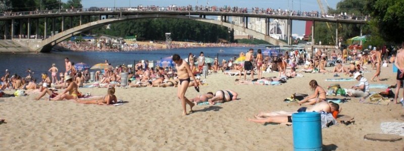 На пляжи Киева завезли тонны песка