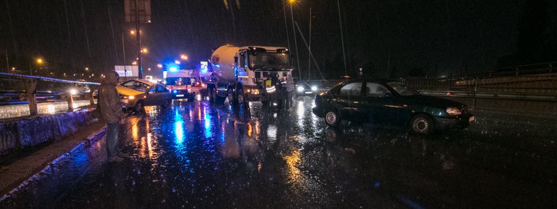 В Киеве на Столичном шоссе Daewoo на мокрой дороге влетел в отбойник