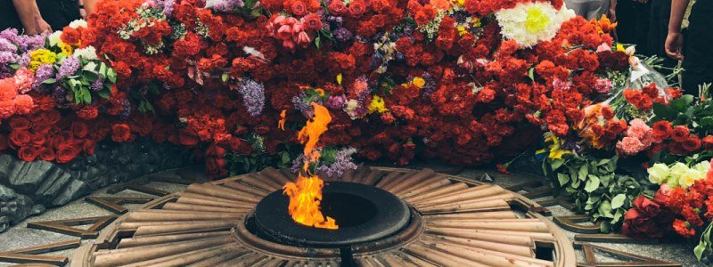 Бессмертный полк в Киеве: в Парке Славы начали возлагать цветы к Вечному огню