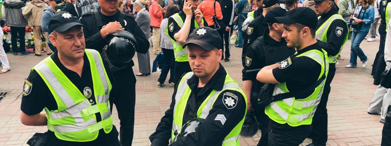 "Задержанный с ружьем мужчина шел в театр": полиция отчиталась о событиях 9 мая в Киеве