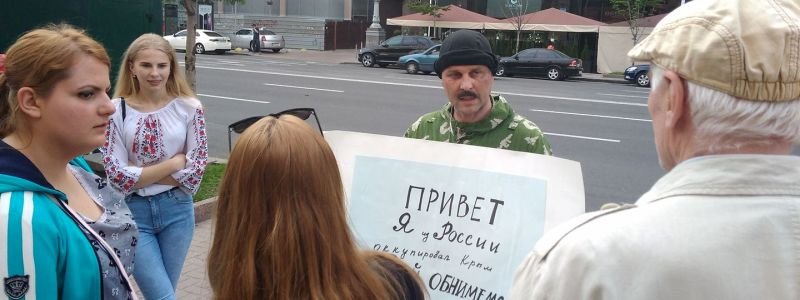 В Киеве на Майдане "русский оккупант" просил обнять его
