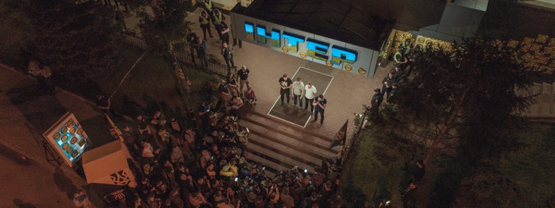 В Киеве Нацкорпус штурмовал телеканал Интер: чем все закончилось на Дмитриевской