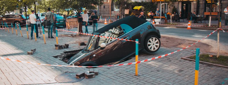 В центре Киева Mini Cooper иностранца провалился под землю