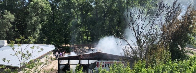 В Киеве в Гидропарке вспыхнул спортзал: пламя тушат 45 пожарных