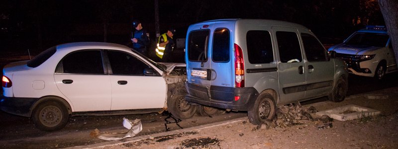 В Киеве на Тычины таксист протаранил припаркованный Renault: пострадала девушка