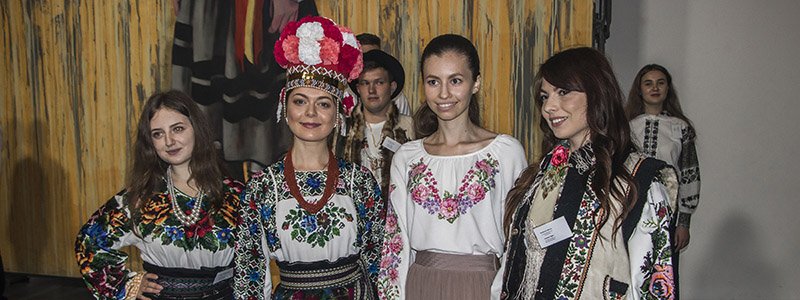 Нежность в берцах: в Киеве девушки-военные АТО вышли на подиум и показали этно-фешн
