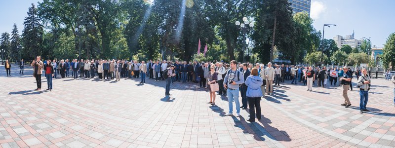 В Киеве под Радой военные пенсионеры требуют отставки Ревы и не принимать закон о пенсии "втихаря"