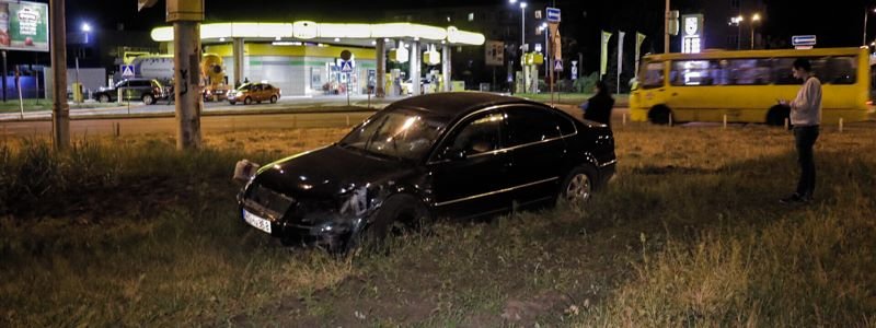 В Киеве на Гагарина кот заставил Volkswagen вылететь на газон