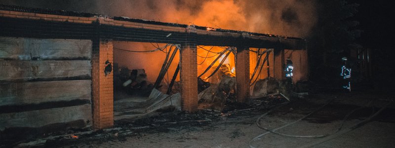 В Киеве на Осокорках сгорел дотла гараж на пять машин