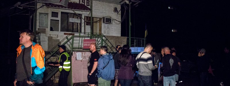 В Киеве на Милютенко попытка демонтажа стоянки закончилась массовой дракой с полицией: два человека задержаны