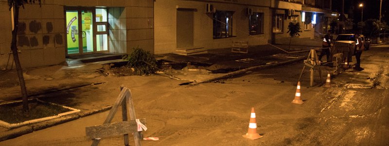 В Киеве на КПИ из-за прорыва трубы образовалась пятиметровая яма