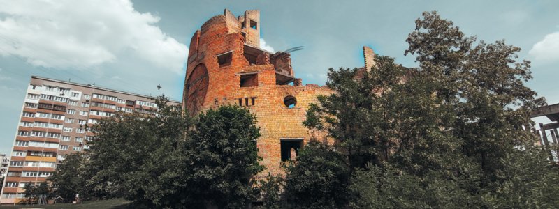 Замок мусорного страха в Киеве: как выглядит "Вавилонская башня" на Виноградаре
