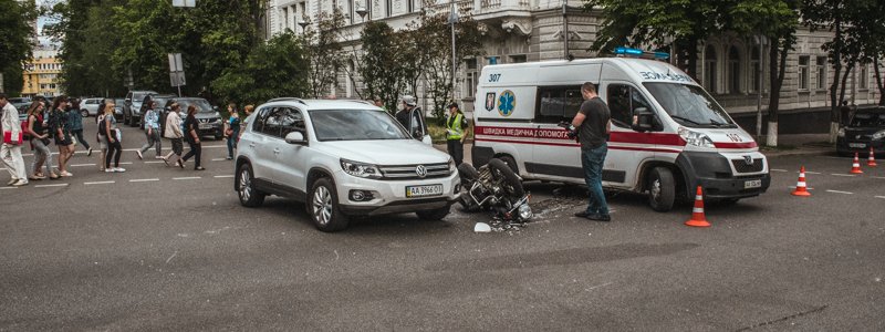 В Киеве на бульваре Шевченко мотоциклист разбился о Volkswagen