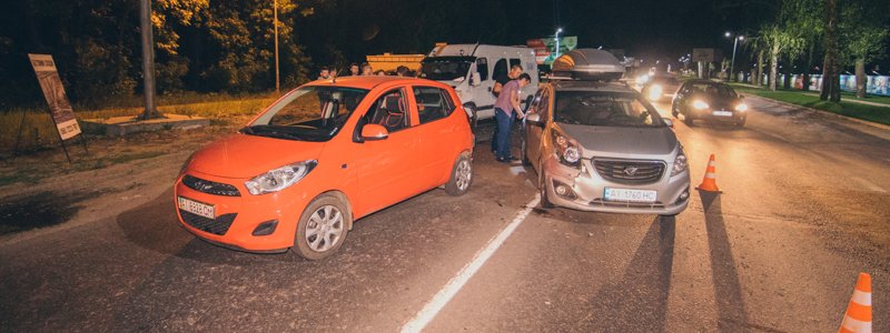 В Киево-Святошинском районе пьяный водитель влетел в авто: пострадал его пассажир и беременная девушка
