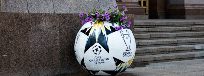 В центре Киева появились новые футбольные мячи к Лиге Чемпионов: теперь это вазы для цветов