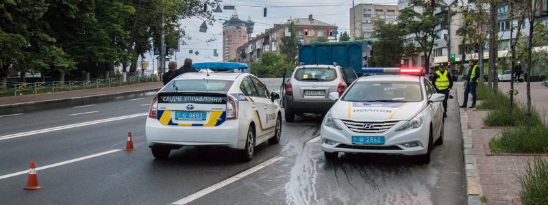 В Киеве на Бойчука сонный водитель Hyundai врезался в "Камаз": пострадали двое мужчин
