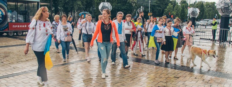 С флагами, зонтиками и собакой: в Киеве прошел Мегамарш вышиванок