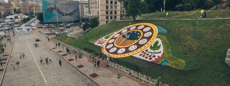 В центре Киева обновили самые большие цветочные часы