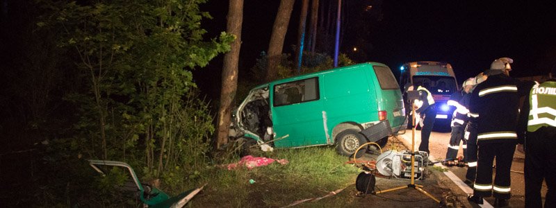 На Столичном шоссе Volkswagen врезался в дерево: водитель погиб, пассажир в больнице
