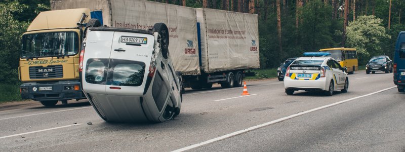 На Гостомельской трассе столкнулись два Renault Kangoo: виновник аварии не помнит, как все произошло