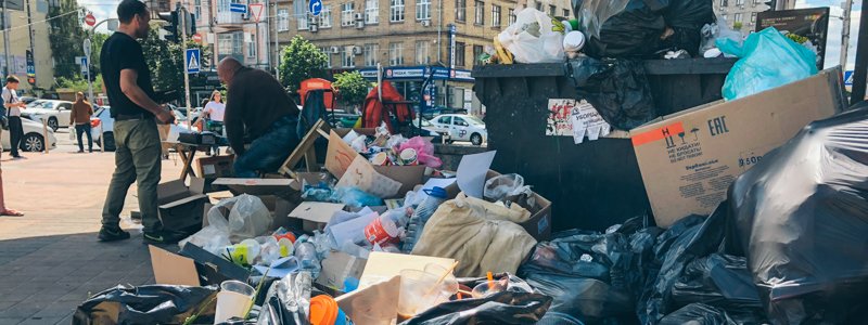 После веселья на выходных в Киеве на Троицкой площади остались горы мусора
