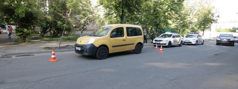 В Киеве на Виноградаре Renault Kangoo сбил 6-летнего мальчика