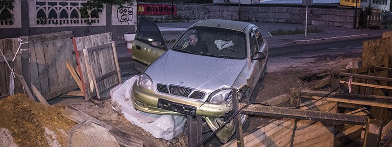 В Киеве Daewoo Lanos по непонятным причинам влетел в строительный котлован