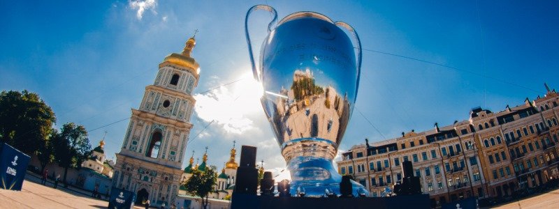 В центре Киева установили огромный кубок Лиги чемпионов