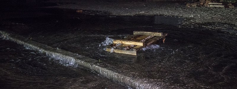 В Киеве одну из улиц затопило водой