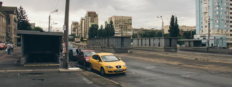 Падающая с потолка плитка и ржавчина: как выглядит переход на улице Бориспольской до капремонта