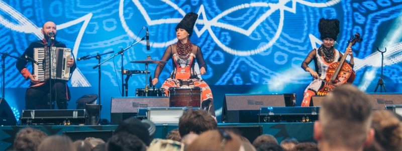 В Киеве этно-группа ДахаБраха национальными ритмами завела "Фестиваль чемпионов"