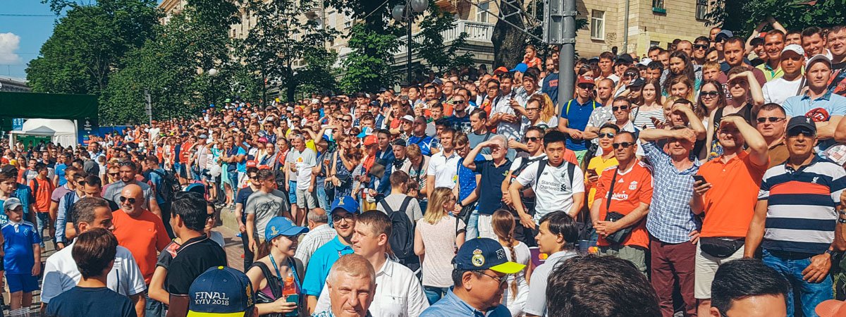 В Киеве на "Турнир чемпионов" пришли тысячи зрителей: фанаты лезли на столбы и клумбы
