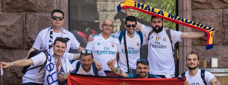 Киев заполнили болельщики "Реала": белые футболки испанцев разбавили толпу фанов "Ливерпуля"