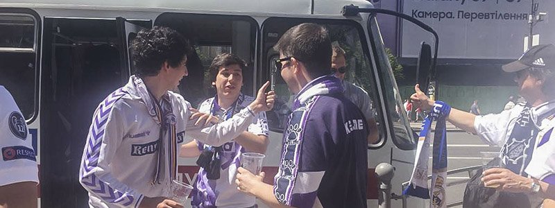 В Киеве на Крещатике "горячие" болельщики "Реала" ворвались в автобус спасателей