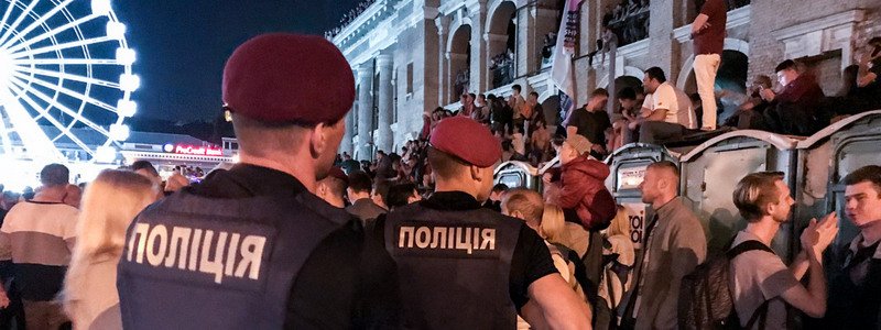 В Киеве на Контрактовой площади полиция стягивала фанатов с крыш биотуалетов