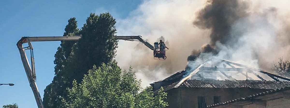 В Киеве на Отрадном вспыхнул дом: весь проспект охвачен дымом